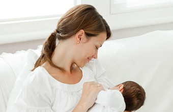 婴幼儿吃奶后如何防止呛奶,吐奶