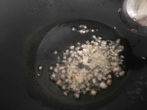 土豆炒火腿肠的做法