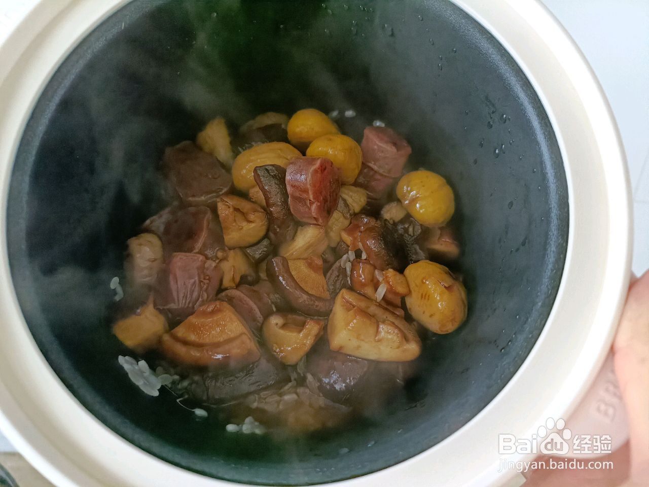 板栗腊肠香菇煲仔饭的做法