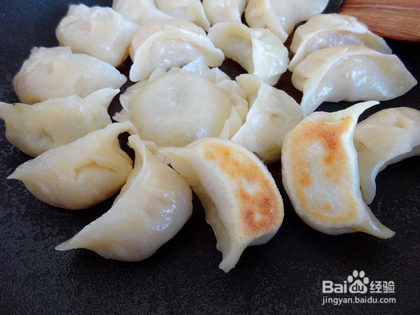 如何制作外筋里嫩的角瓜鸡蛋水煎饺