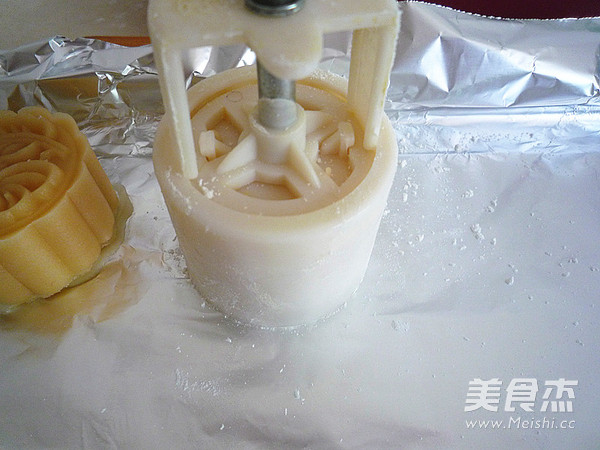 广式绿豆蛋黄月饼