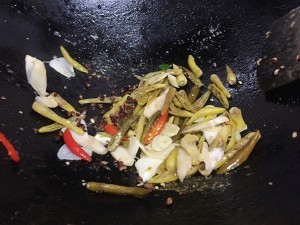 泡椒鸭肠的做法