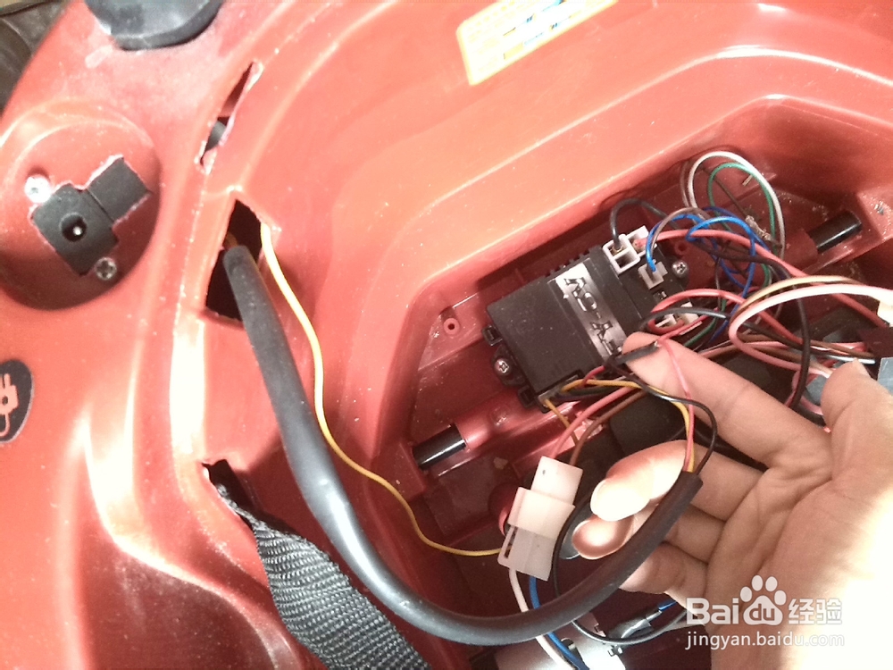 儿童电动四轮车坏了怎么维修：[3]充电线测量
