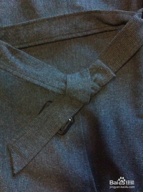 风衣后面腰带怎么系