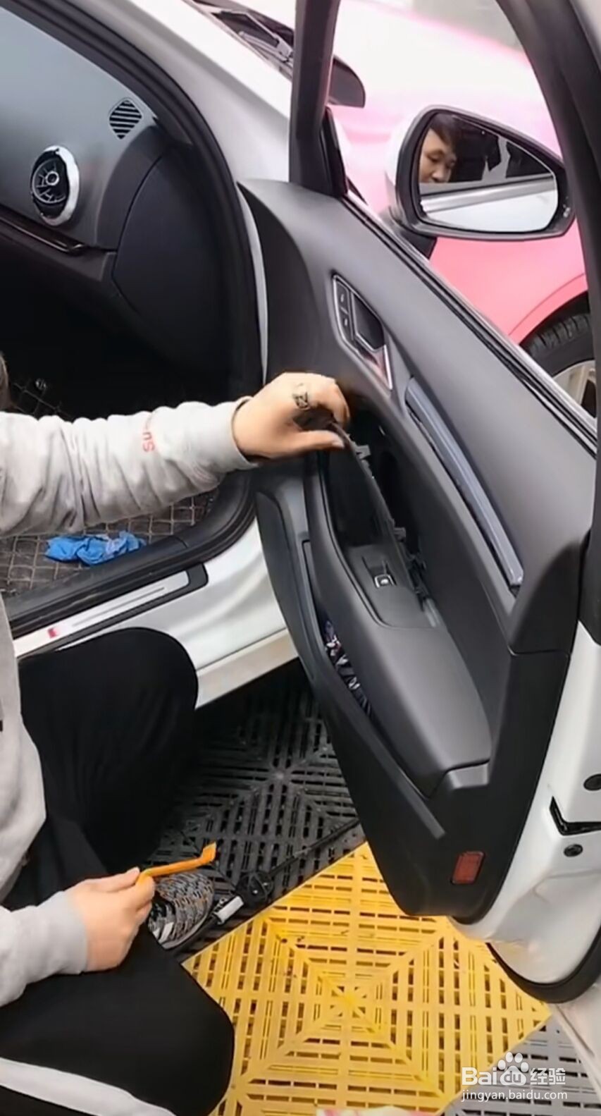 奥迪A3反光镜如何拆卸