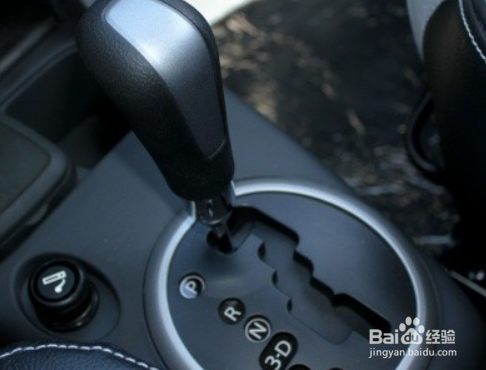 自动挡怎么上坡起步？