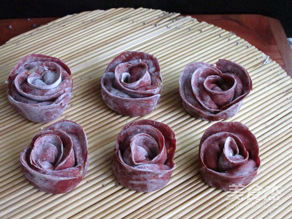 玫瑰花煎饺的做法