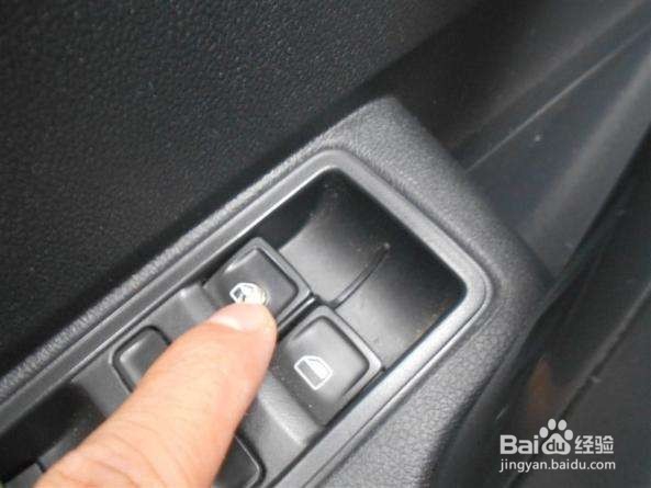 新桑塔纳车窗升降开关怎么拆?