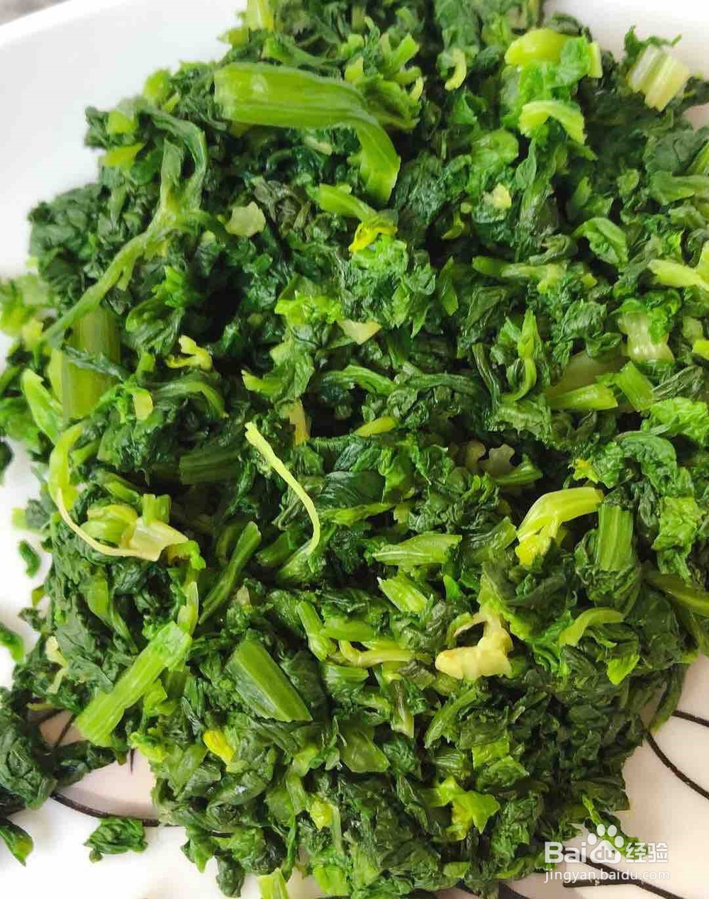 制作腊肠芹菜蛋炒饭