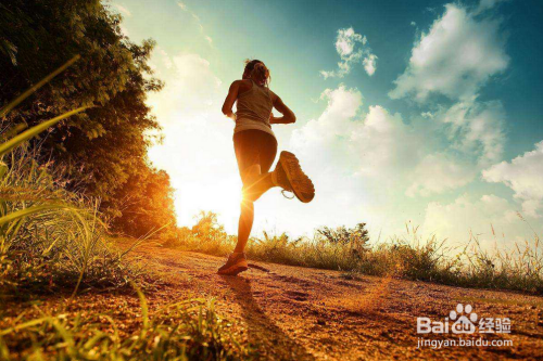 夏天如何才能通过跑步实现减肥瘦身的目呢？