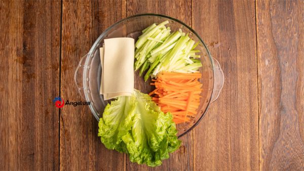 豆皮鸡胸肉蔬菜卷