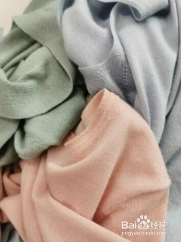 天气转暖，清洗厚衣服啦哪种洗羊绒衫的方法合适