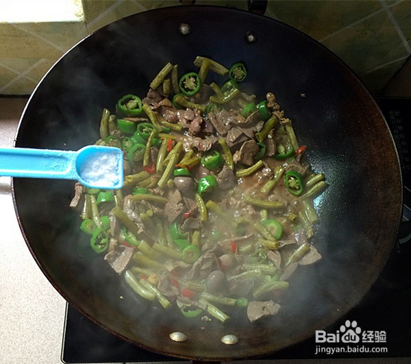 酸豆角炒鸡杂的做法