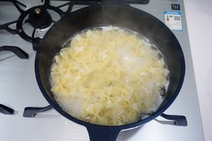 午餐肉蝴蝶意面的做法