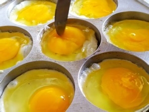 制作沉甸甸的鸡蛋汉堡