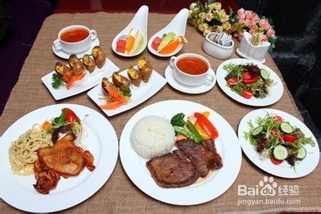 西餐是怎么上餐的呢/一般西餐上餐的餐序