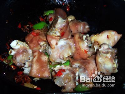 麻辣香蹄炖黄豆的做法