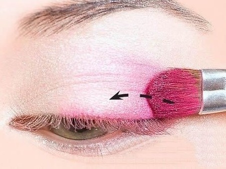 怎样给自己画粉红色眼妆