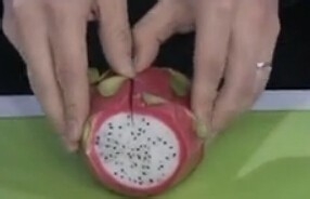 如何快速美观的剥开火龙果的皮