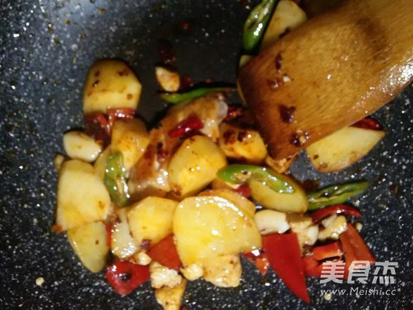 土豆炖鸡肉的做法