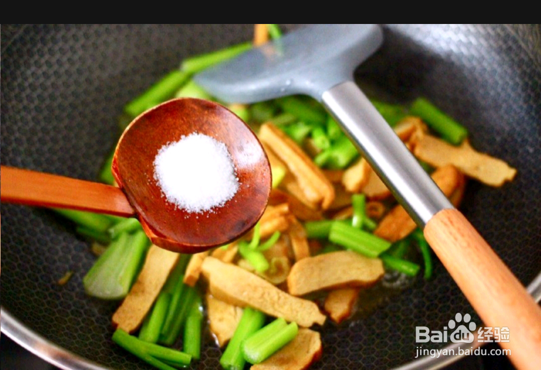 如何做出墨鱼香干芹菜小炒？