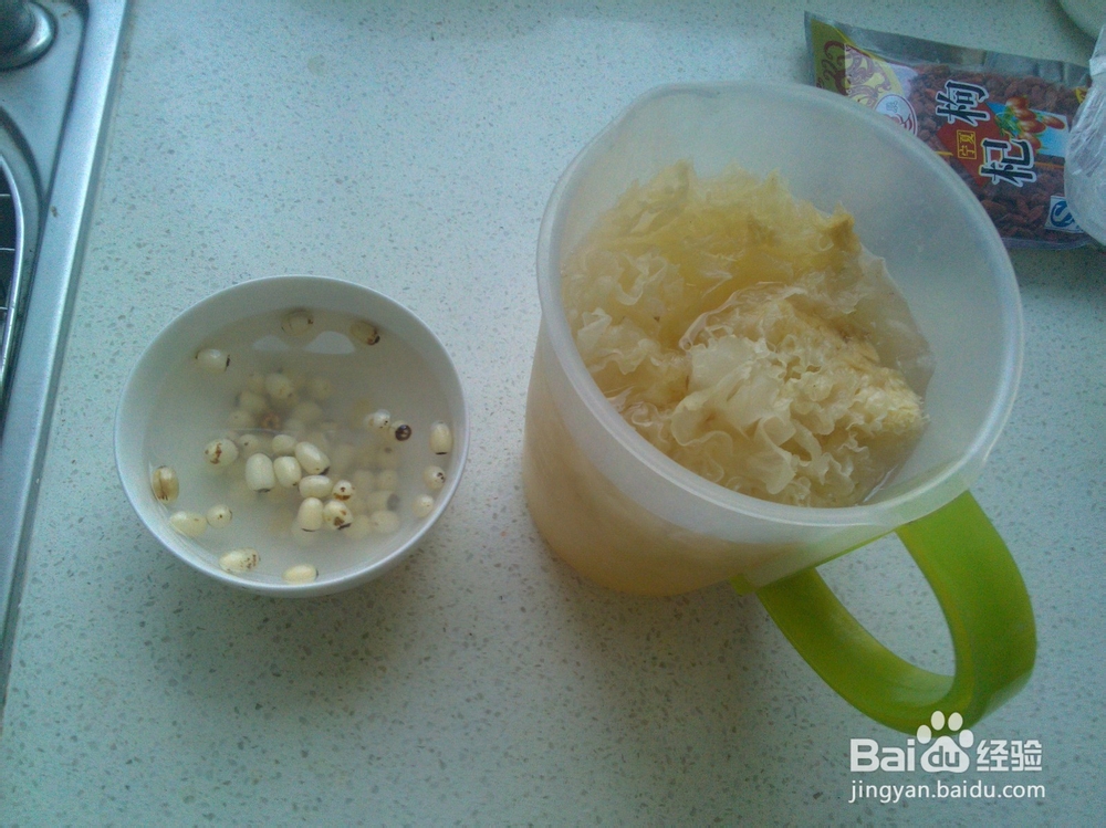 滋阴润肺的银耳百合莲子粥