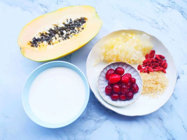 蔓越莓木瓜牛奶银耳羹