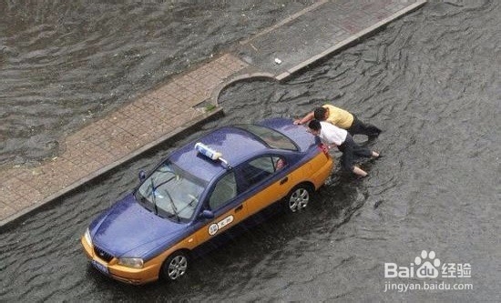 下雨天安全开车常识