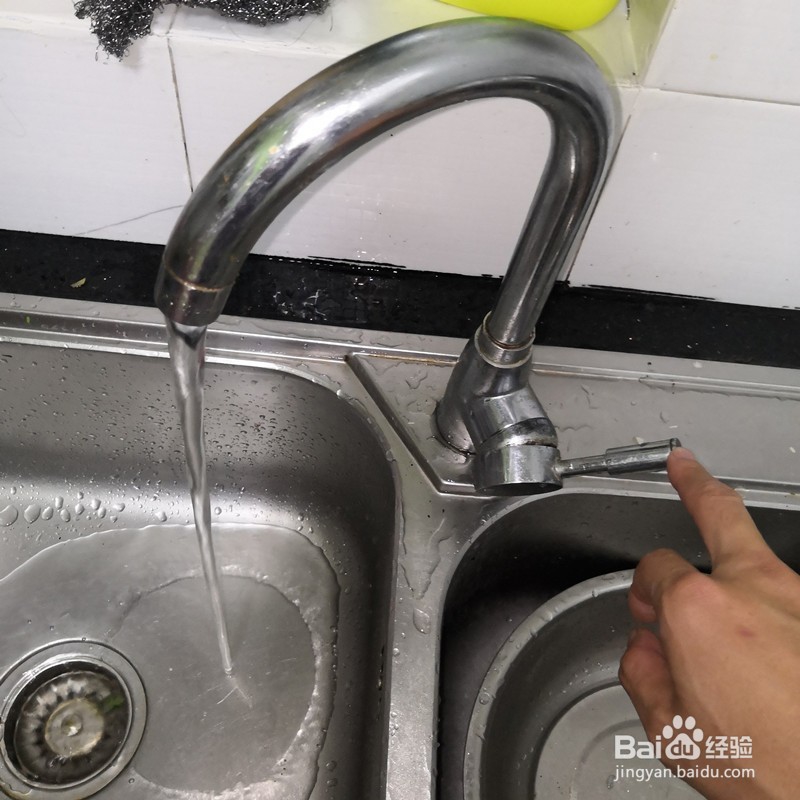 如何动手检修并更换水龙头一直滴水不顺畅方法