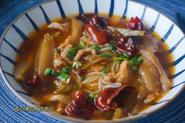 红汤酸菜肉丝米线