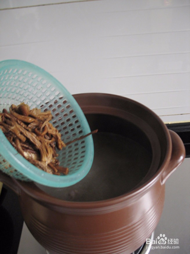 如何做出好喝的茶树菇炖排骨