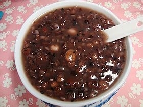 秋冬养生粥。黑米薏仁八宝粥的详细制作方法