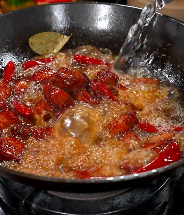 特色鹌鹑蛋红烧肉