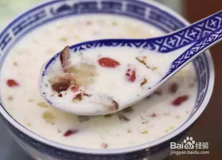 桃胶红枣枸杞牛奶做法