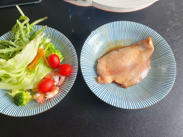 鸡胸肉鸡蛋蔬菜沙拉