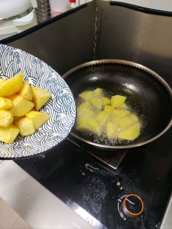 红烧肉偶遇红枣和土豆块