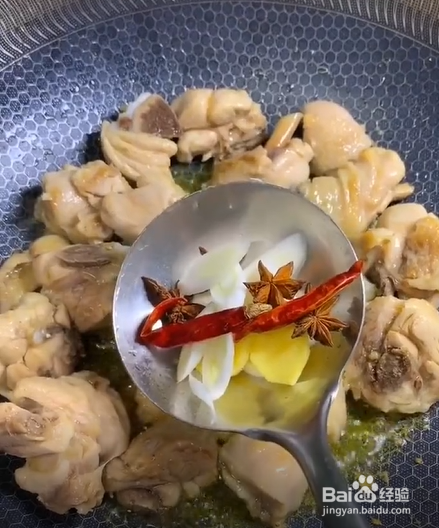 如何制作鸡腿焖面？