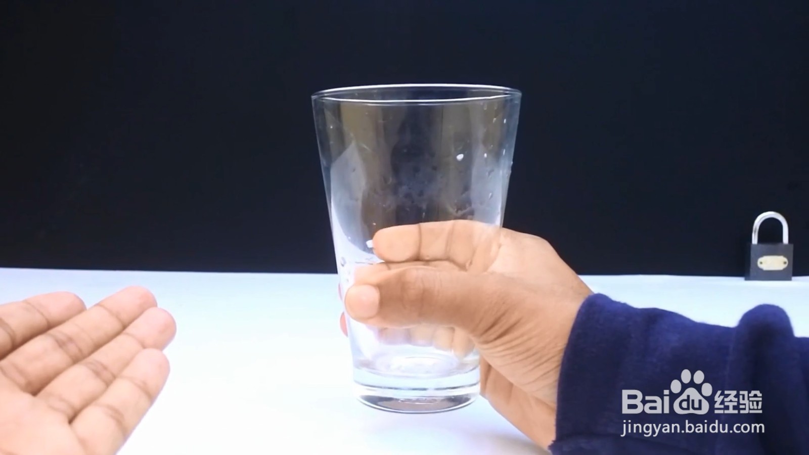 杯子还能隔空移动，真的太有趣了