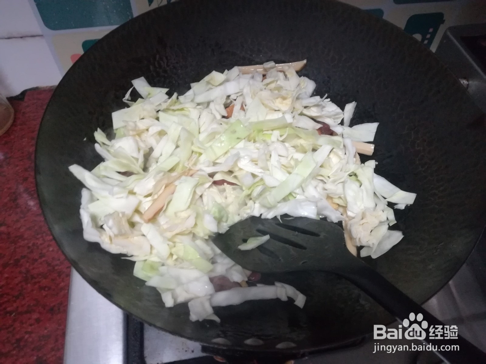 制作美味的腊肠炒椰菜