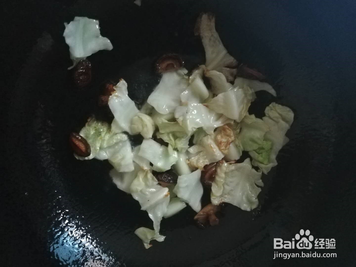 香菇炒圆白菜的做法