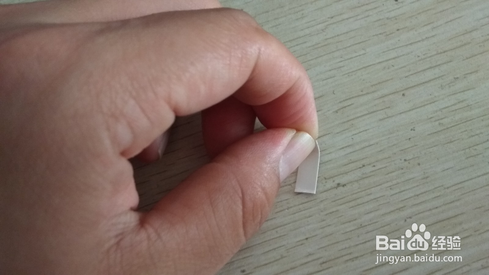 如何用一小块长方形硬卡纸做简易的钢笔的支架