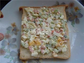鸡蛋火腿黄瓜沙拉三明治的简单做法