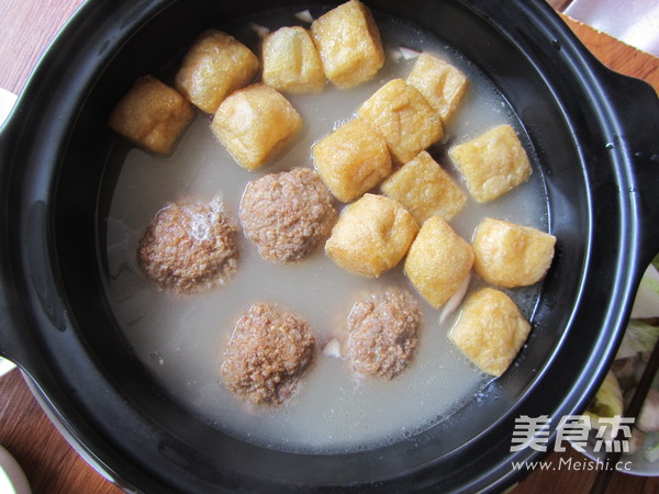 骨汤丸子鲜虾煲