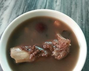 怎么做营养丰富的黑豆牛骨汤