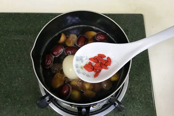 红枣栗子鸡蛋甜汤
