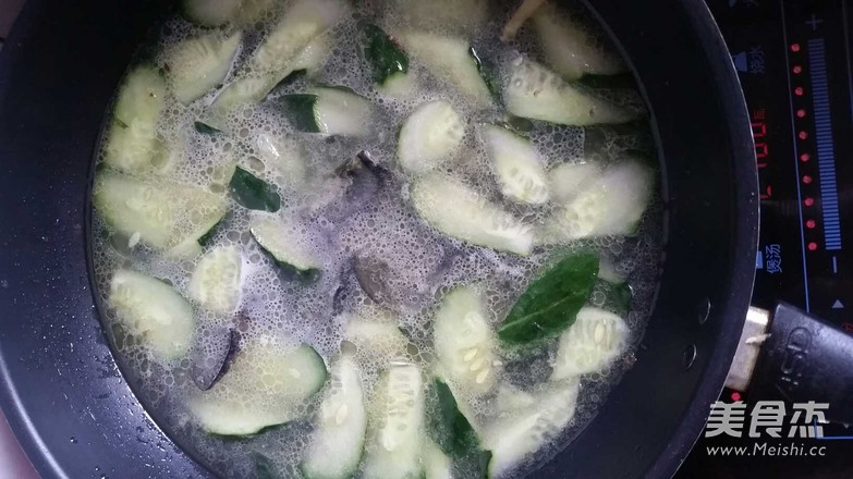 皮蛋黄瓜汤的做法