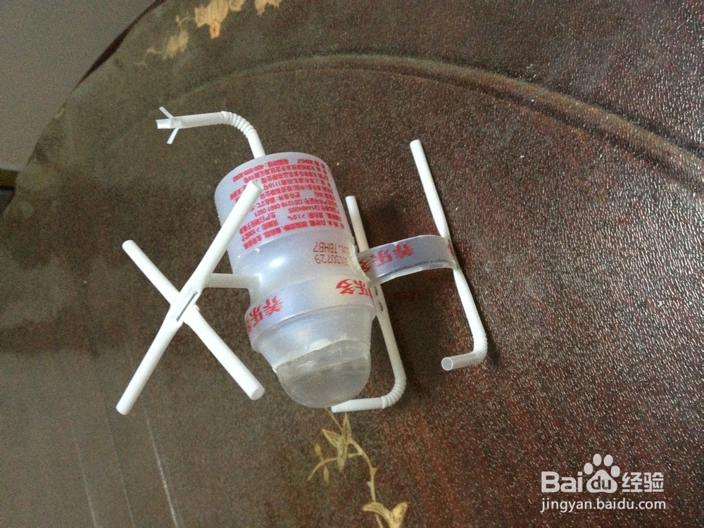 养乐多、果冻壳、吸管做的直升机--手工制作