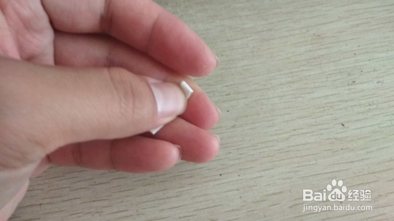 如何用一小块长方形水彩画纸做简易的手机支架