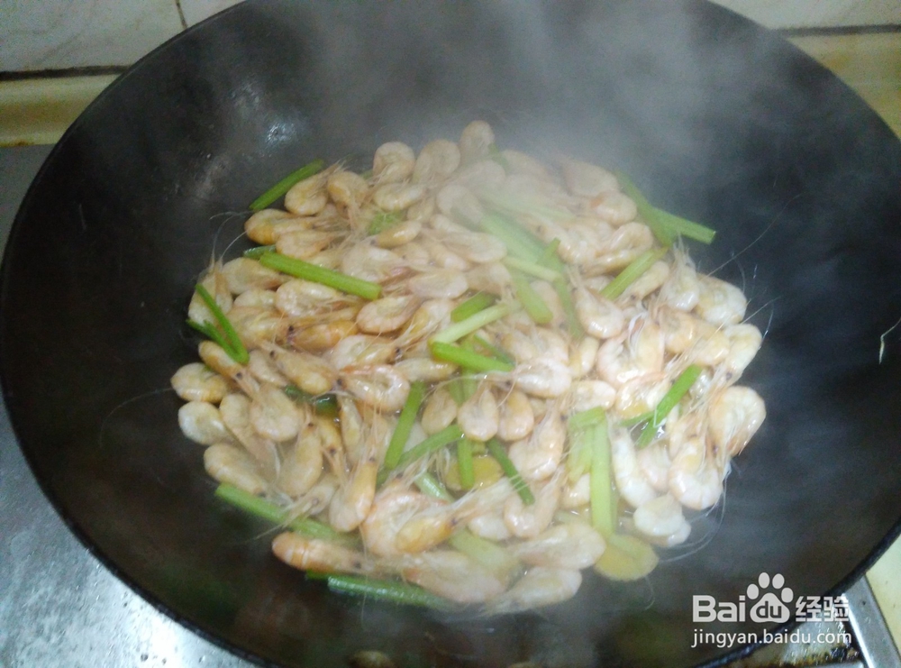 活白围虾炒芹菜简单又美味的做法