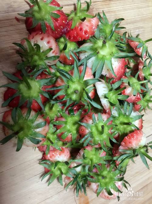 把所有的草莓蒂一一去掉.